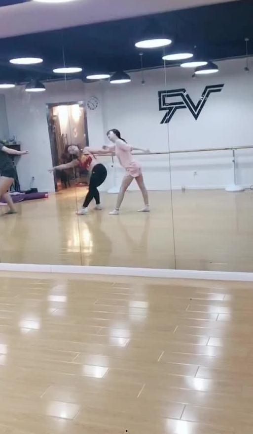 跳舞女孩吃瓜视频播放全集,女孩跳舞吃瓜视频全集回顾